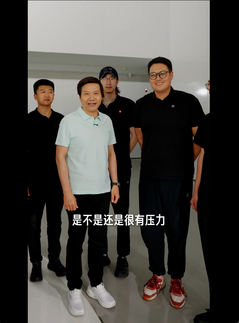 雷军展示澎程有多能装小米澎程后备箱能竖放两辆公路车小米澎程 雷总刚刚发了个视频，