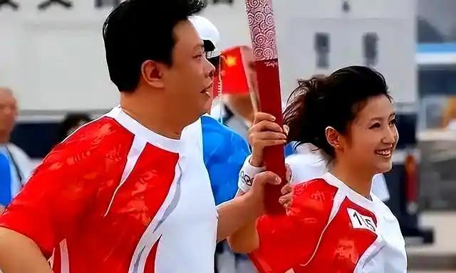 2008年8月6日，北京长安街，奥运圣火传递第105棒。一男一女并肩举着“祥云”