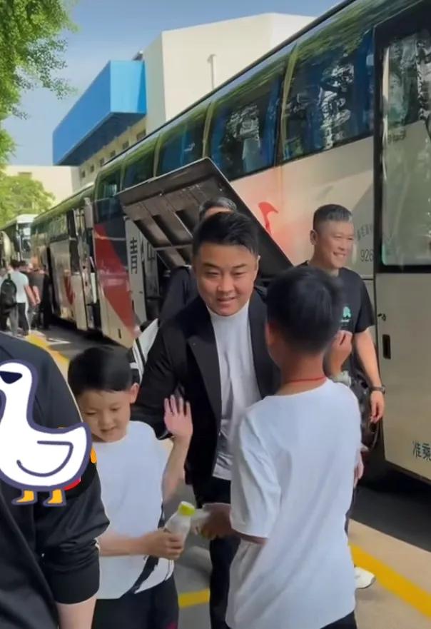 一个男人，能让孩子这么喜欢和依赖，他在家庭中的地位一定不一般。爸爸出征，俩儿子送
