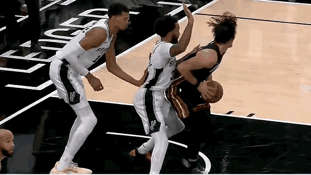 好像干扰球了吧