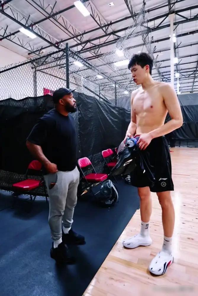 杨瀚森到底变没变壮？NBA联合试训的裸足数据一出来，直接打碎了所有人的滤镜。
