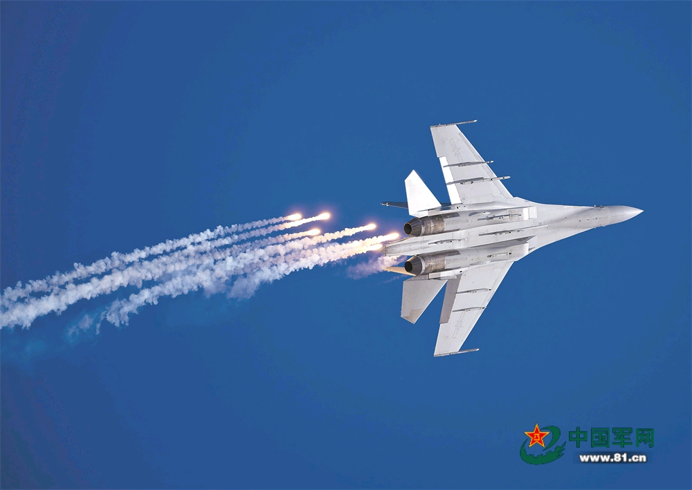 磨刀石部队的潜龙好图，空军航空兵某旅歼-16在对抗训练中释放干扰弹，杨军摄 烽火