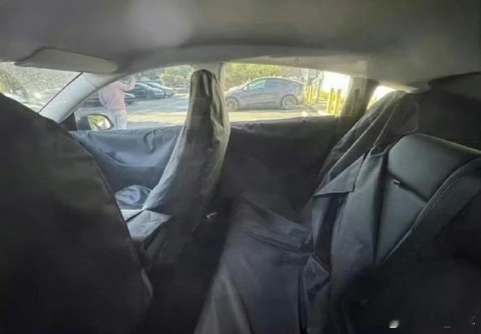 廉价版ModelY车型内饰首曝大v聊车 特斯拉这款廉价版Model Y，内饰确实