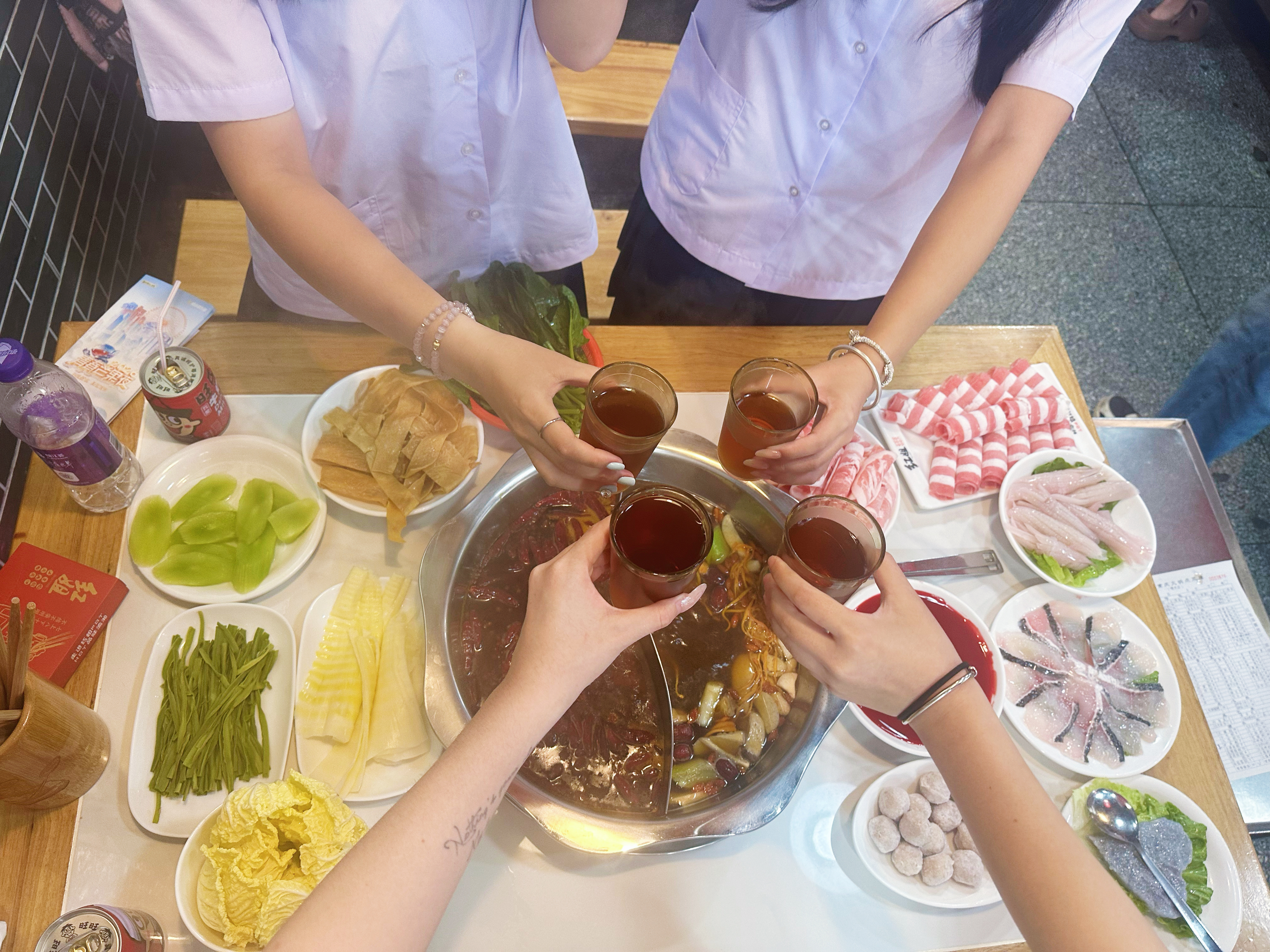 一天两顿火锅🍲 凌晨一顿晚上一顿～  ​​​