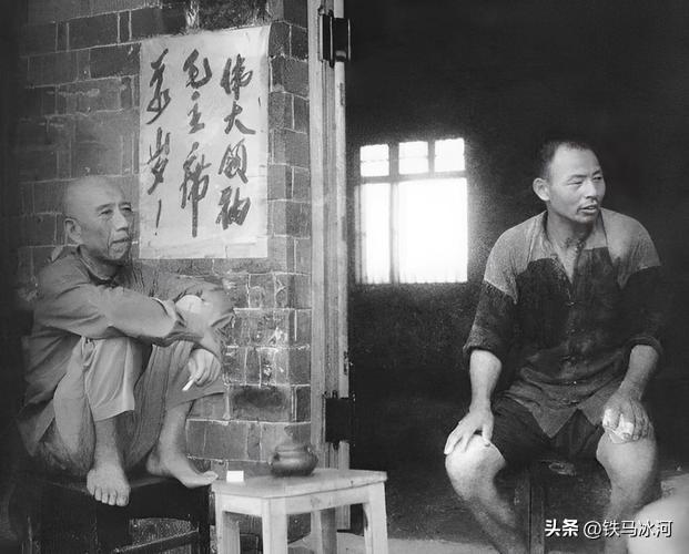 🍁看见吗？这位光脚蹲在椅子上、手里夹着烟的老头，就是开国上将王震将军。
 
墙