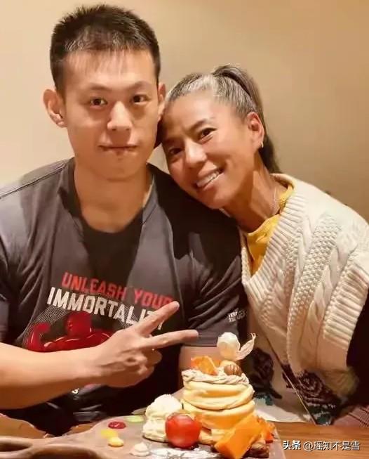 33岁上海独生子，爱上51岁白发阿姨！同居9年不结婚，如今现状曝光
 
33岁的