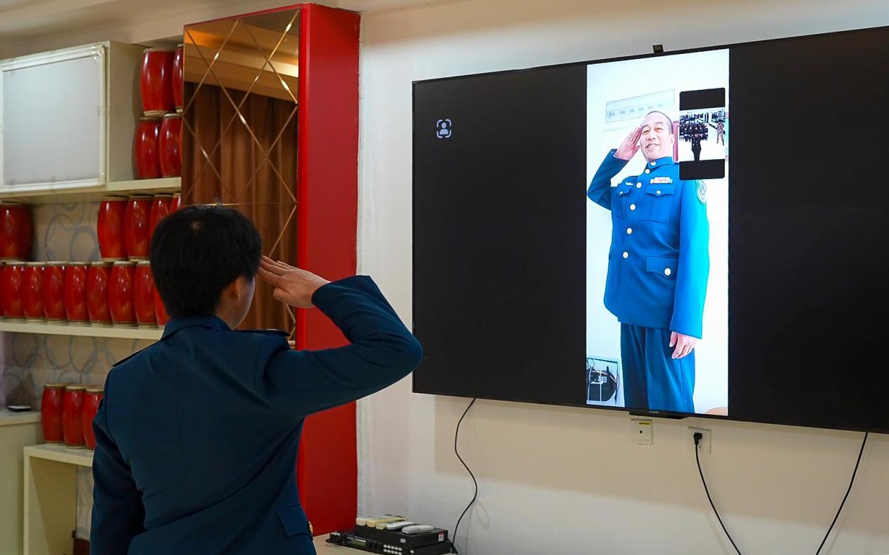 能够当上一级军士长的“兵王”往往是技术大拿，可以说是岗位离不开的人，是可以在部队