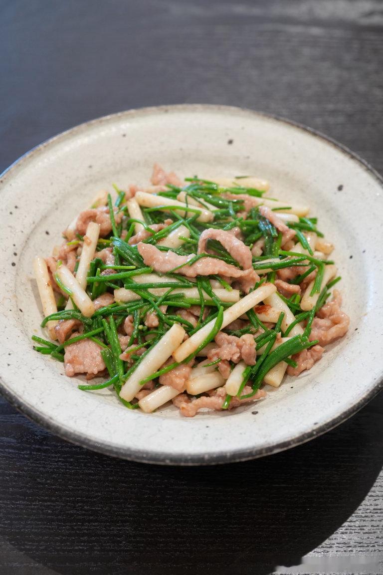 花生苗炒二层肉，分别做过韭菜版、芹菜版、韭菜薹版、苦瓜版、沙葱版。 