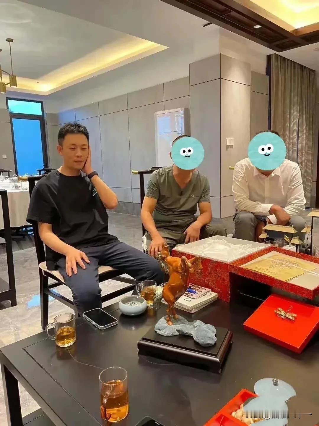 甭管是谁在人情世故面前都得低头哈腰[捂脸]#娱乐# #娱评大赏#