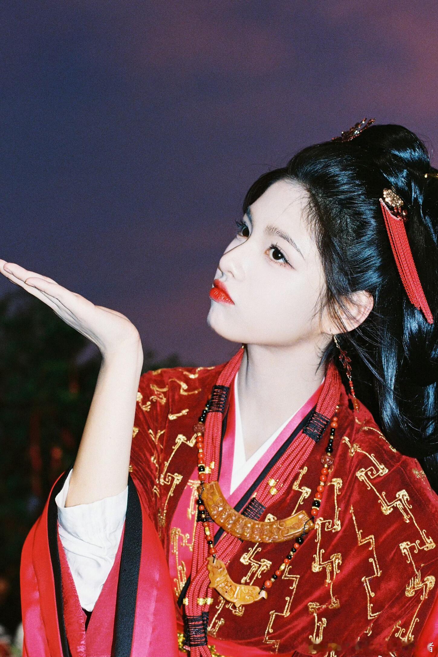 艾米这发带神来之笔好美啊，看见谢嘉鱼发带飘起来的画面就觉得也太有氛围感了吧，而且
