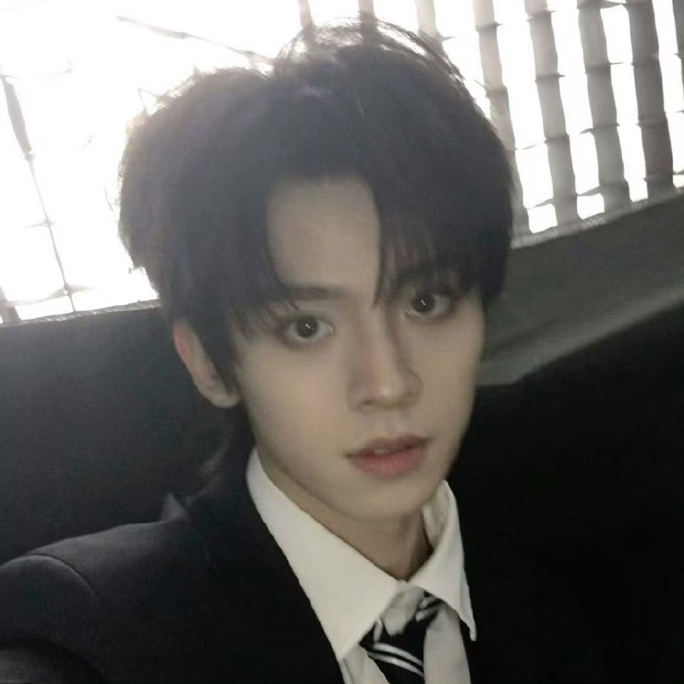 朱志鑫、张泽禹、张极、左航、苏新皓换头像了五张高清的帅脸，完全完颜团来的