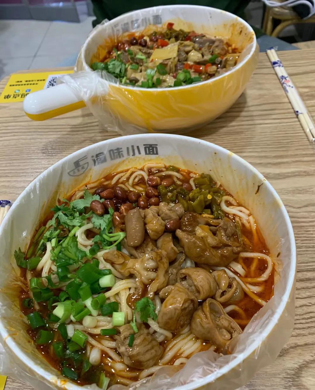 济南大学附近的封神面馆
山城面馆太太太好吃了
我要的肥肠面，朋友的鸡杂面都很 y