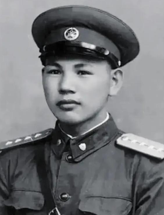 [微风]1945年，八路军在公路上伏击日军，由于敌人太多，排长便下令撤退，一个小