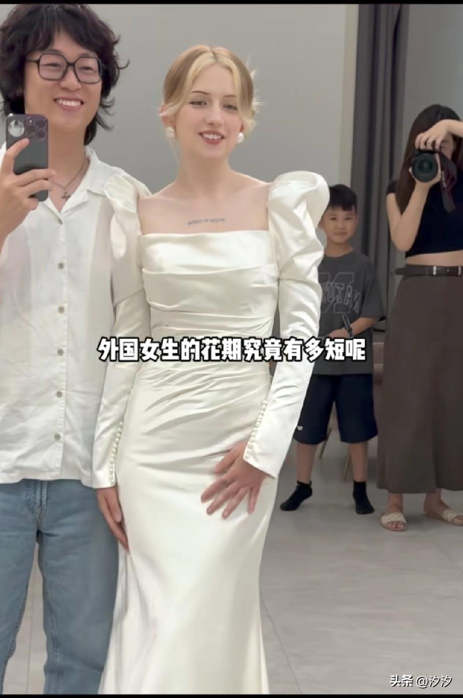 男子找了个外国女朋友，
金发碧眼，皮肤也很白，
可以说是非常完美的模特，
她在中