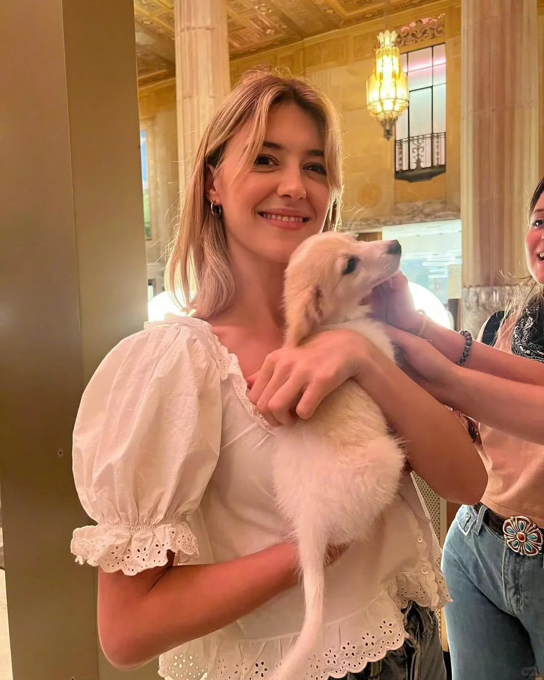 《龙卷风》搭档：黛西·埃德加·琼斯与Brisket。