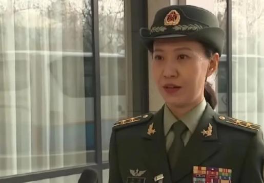 程诚是解放军仪仗大队女兵队首任队长、2012年6月全军首次开始选拔女仪仗兵，经过