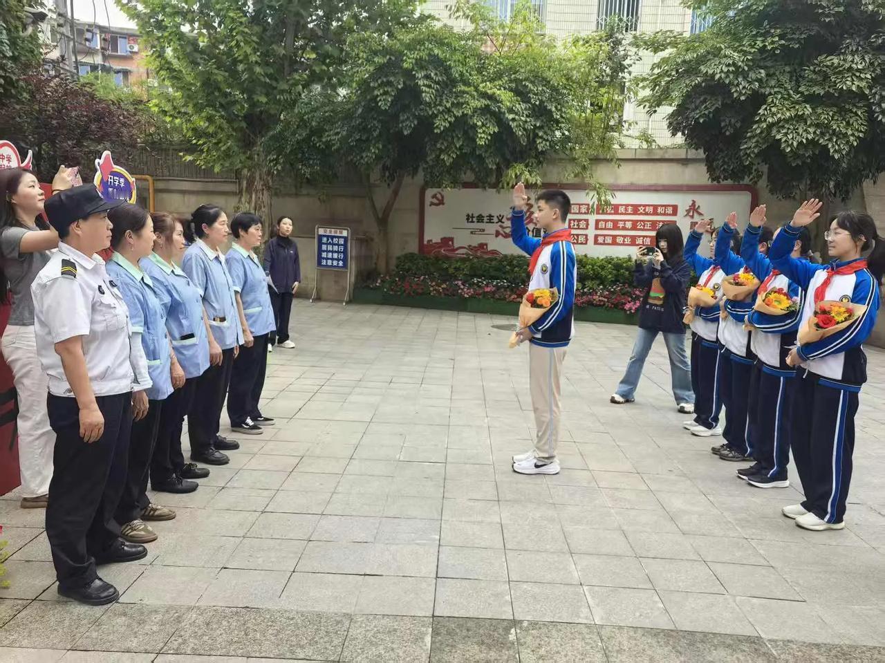 以花致敬劳动者，以心传承“公勇诚朴”

当清晨的第一缕阳光还未完全照亮校园，他们