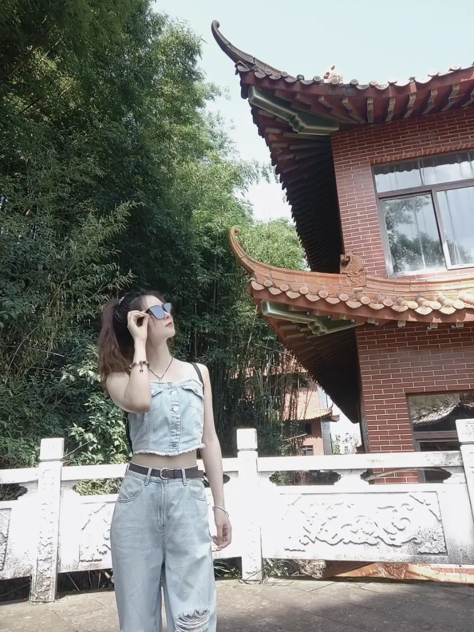 两个没有结果的人相遇，可能是为了弥补前世的遗憾，说不定是上辈子磕破了头...