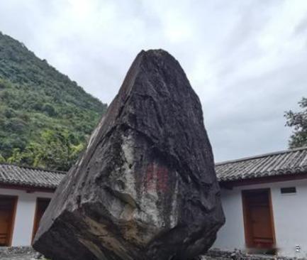 1983年怒江一中学突然飞来一颗将近500吨的巨石，稳稳地立在院子中央，并且只毁