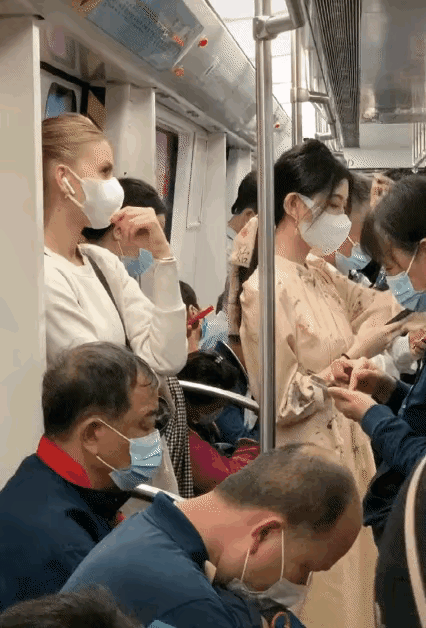 地铁里看到的，大家觉得谁更漂亮？ ​​​