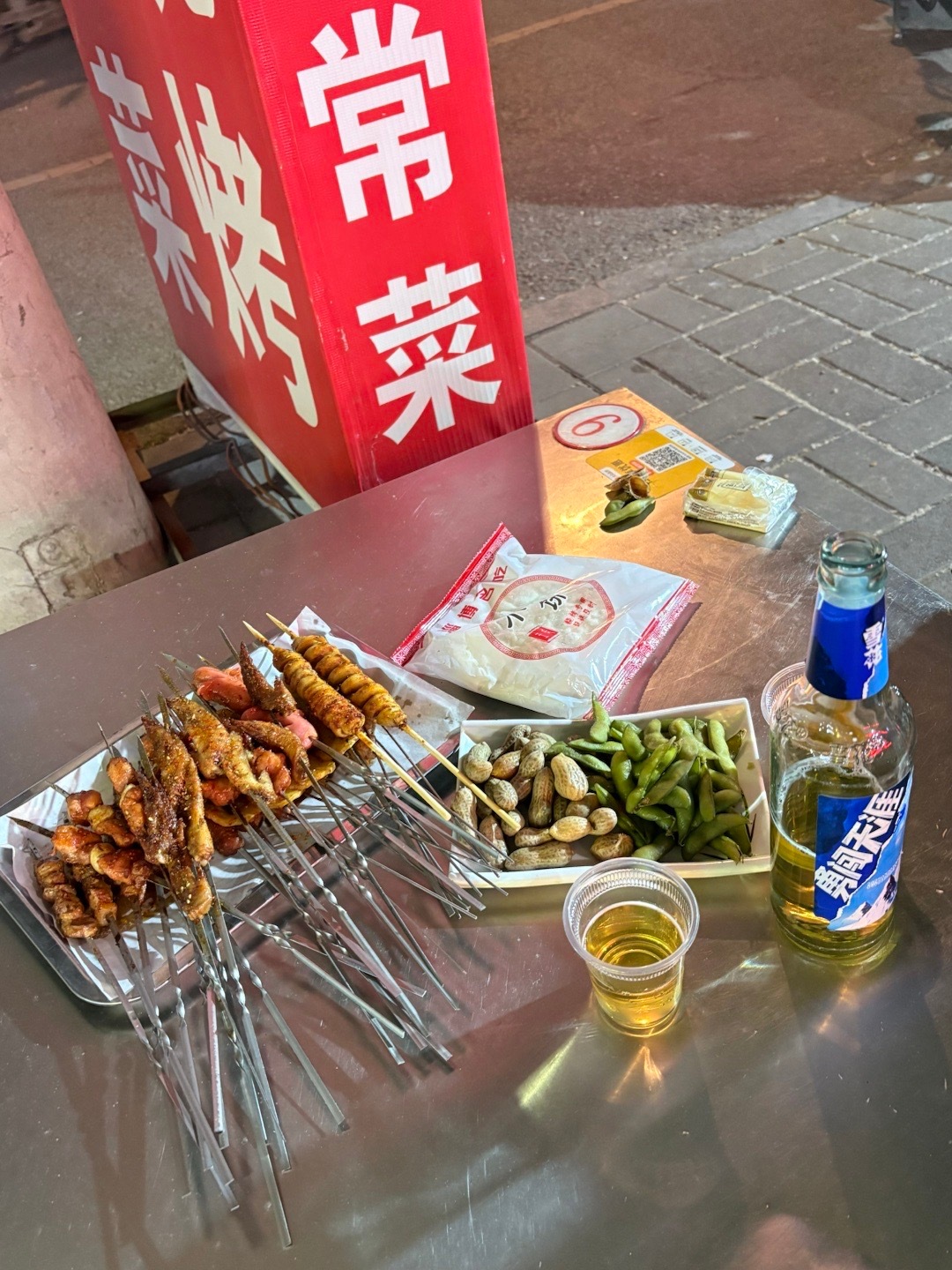 洗完澡素颜坐在路边吃烧烤 感觉这样就很开心😃👩🏻‍❤️‍💋‍👨🏻 ​