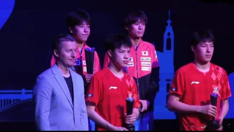有网友说:温瑞博男双决赛和合影时全程黑脸，还和黄友政离得很远，他生气了吗？

其
