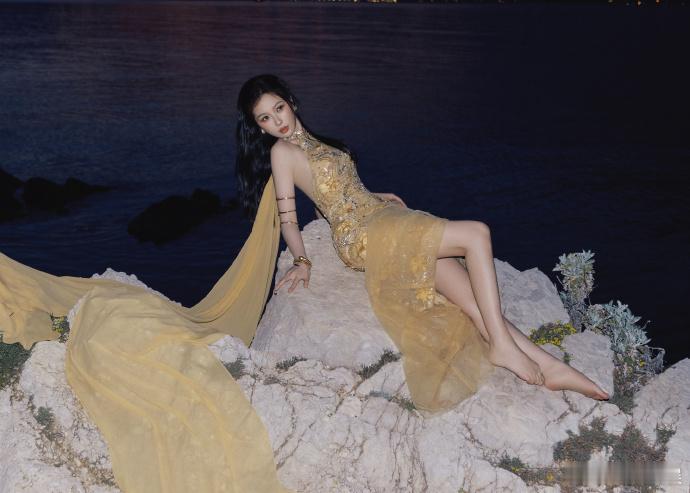 虞书欣优雅黄玫瑰虞书欣鎏金薄纱礼服虞书欣的鎏金薄纱礼服太懂审美，把她的优势全部放