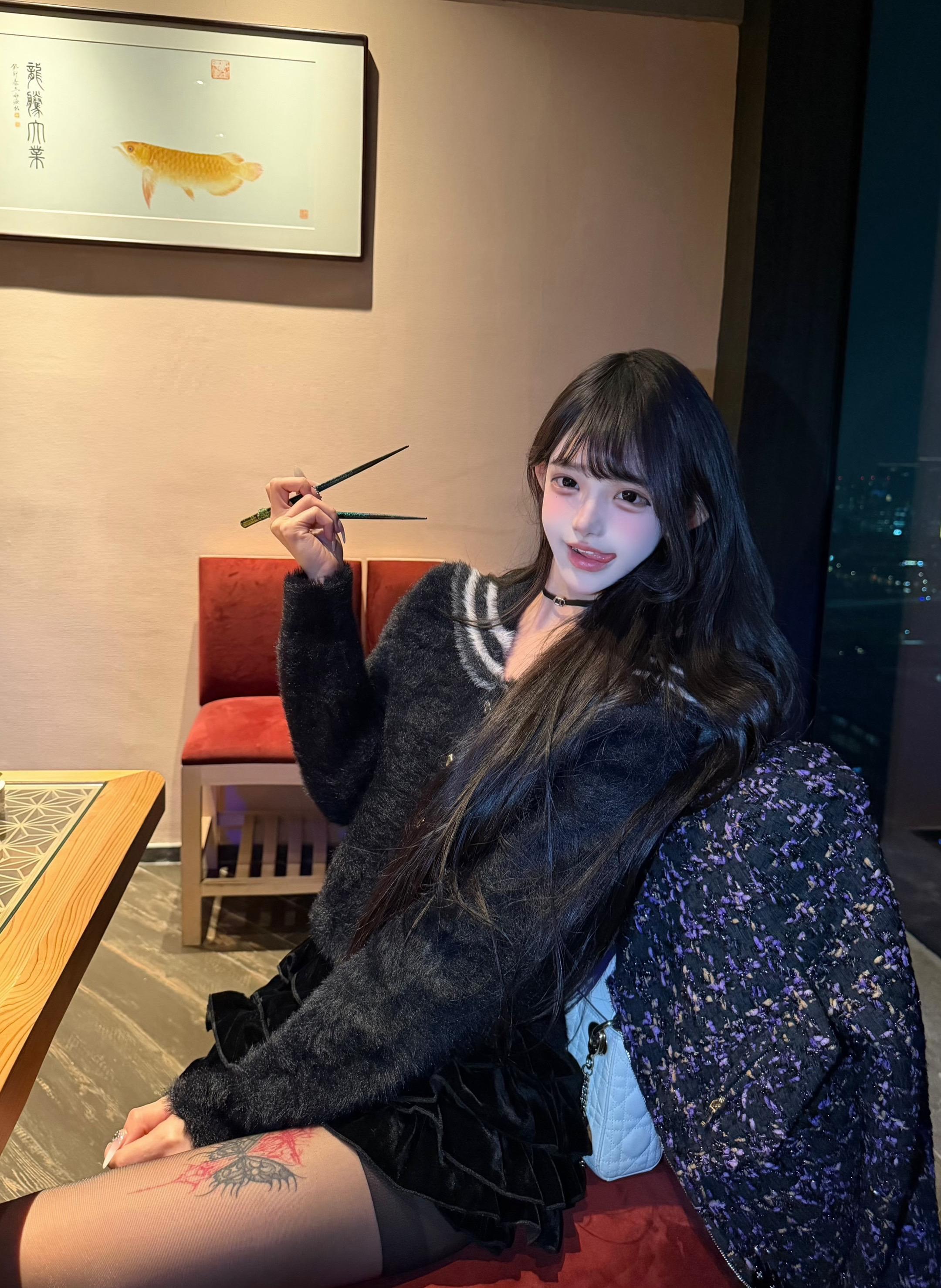 网上那些女孩子好看的脚都是假的 现实里根本没有粉红没有褶皱 足弓还高高...