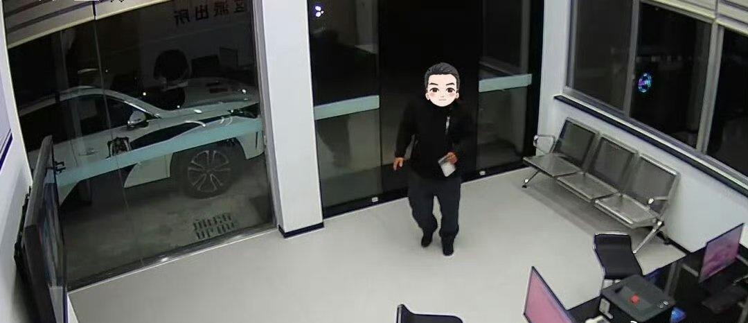 【点赞台州外卖员深夜送来的特殊外卖见证爱心接力 】近日，台州椒江，外卖员朱建成在