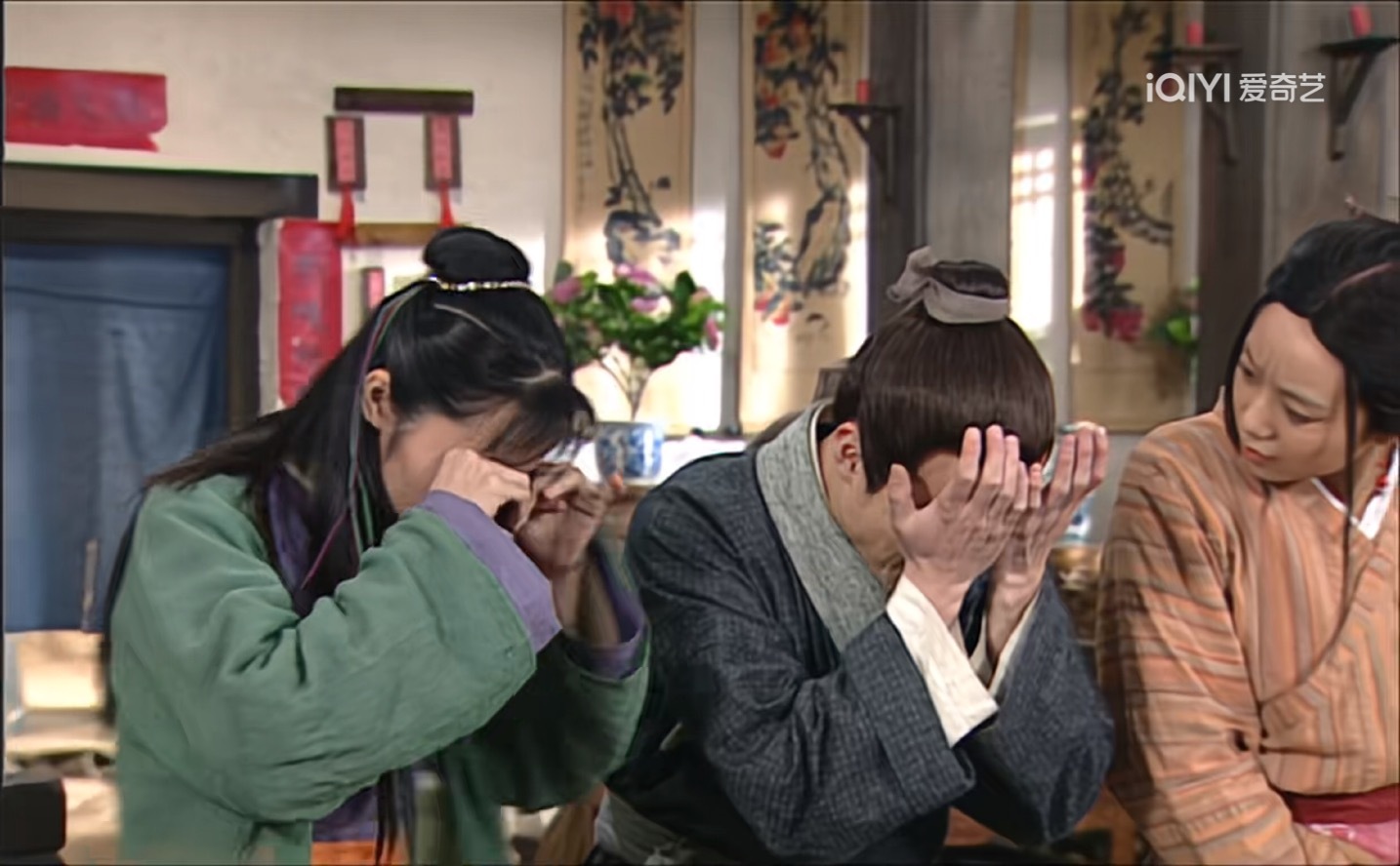 《我为湘玉存大钱》第103集小郭和秀才一吵架闹矛盾就要盯着对方，用眼神来取胜，你