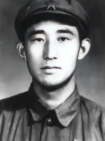 1949年，潜伏在敌人内部的地下党员吴荣森，已经引起了特务的怀疑，他察觉到危险后