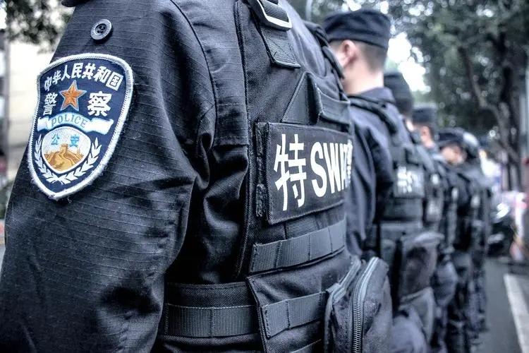 我的儿子以第一名的成绩考上了辅警，现在有4个岗位让他优先挑选：特警队辅警、刑侦队