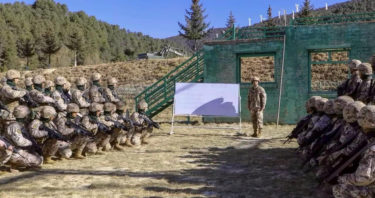 寒冬练精兵 砺剑启新程。军人使命 大国重器纪录片 @新年伊始，朔风凛冽，寒意袭人