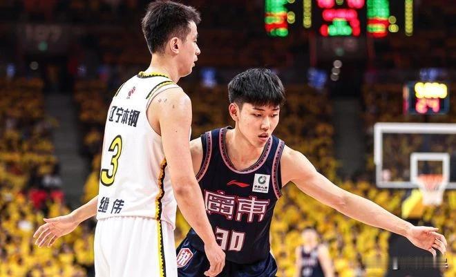 G3，打败辽篮的是两名辽宁年轻人！
1.	李奕臻
2005年出生于辽宁抚顺，CB