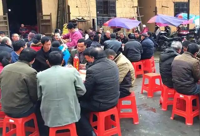 昨夜，母亲从老家打来电话，照旧一声叹息：“唉，前村张家马上嫁女，后村李家紧接着办