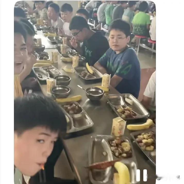 为什么学校食堂总出问题？因为学生家长的智商是负数！
当看到有家长说学校食堂难吃的