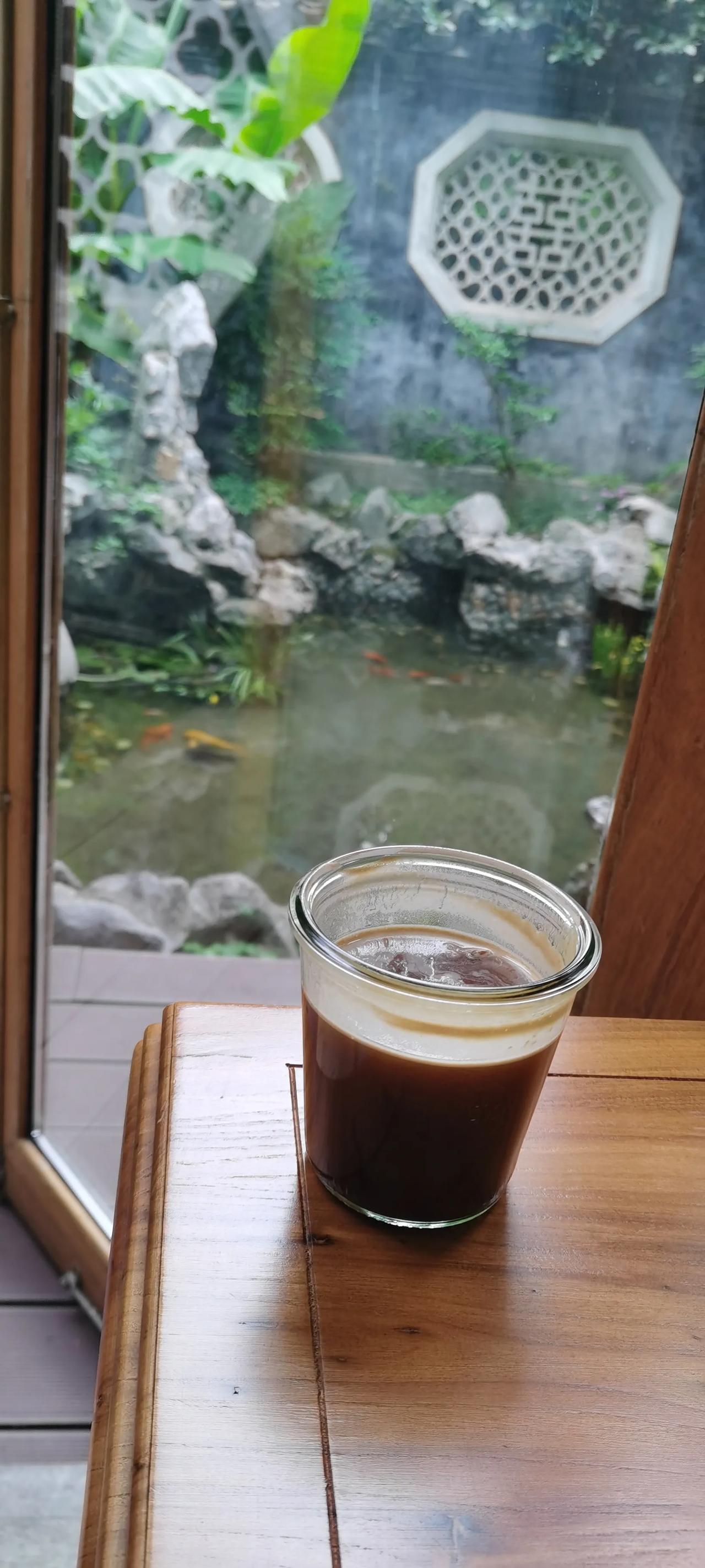 
偷得浮生半日闲，西湖边找个清净的咖啡馆喝杯美式