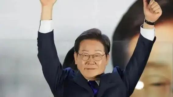 韩国政坛炸出大黑马！

李在明一纸任命状，59岁女CEO跨界登顶行政二号位，成韩