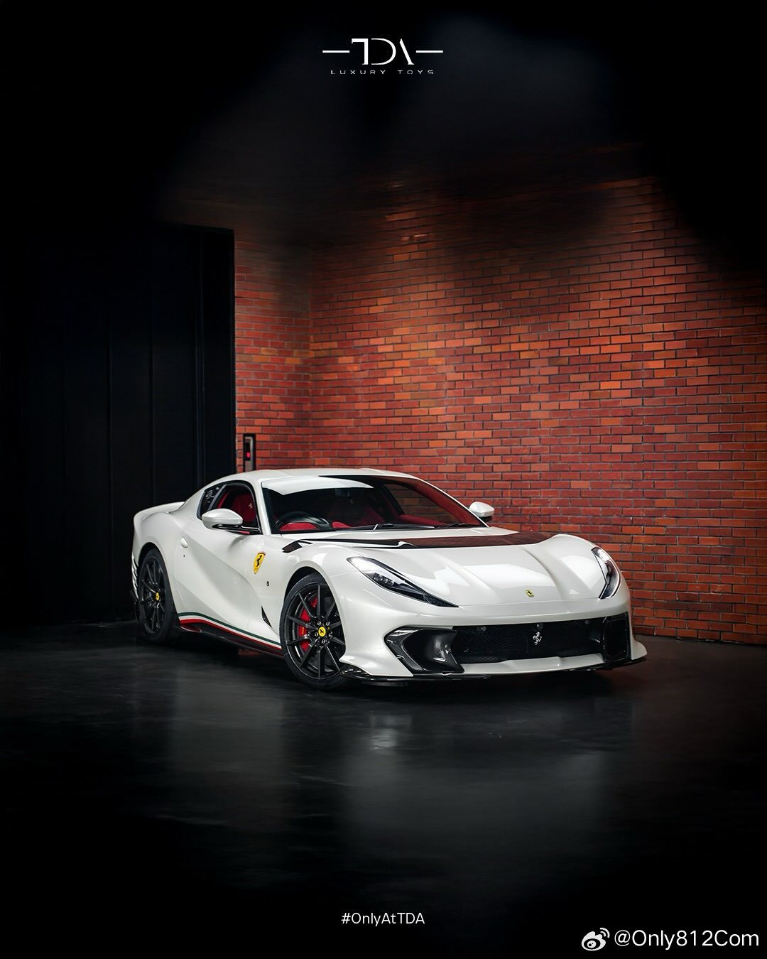 外观配色为Bianco Italia，车身侧面底部搭配独特的意大利国旗拉花（Ro