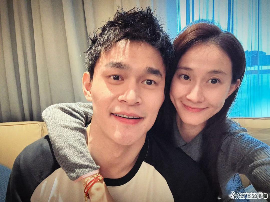 孙杨张豆豆没把朱丹当外人孙杨张豆豆这段互动太好嗑，旁人还在身边，张豆豆怕冷坐他腿