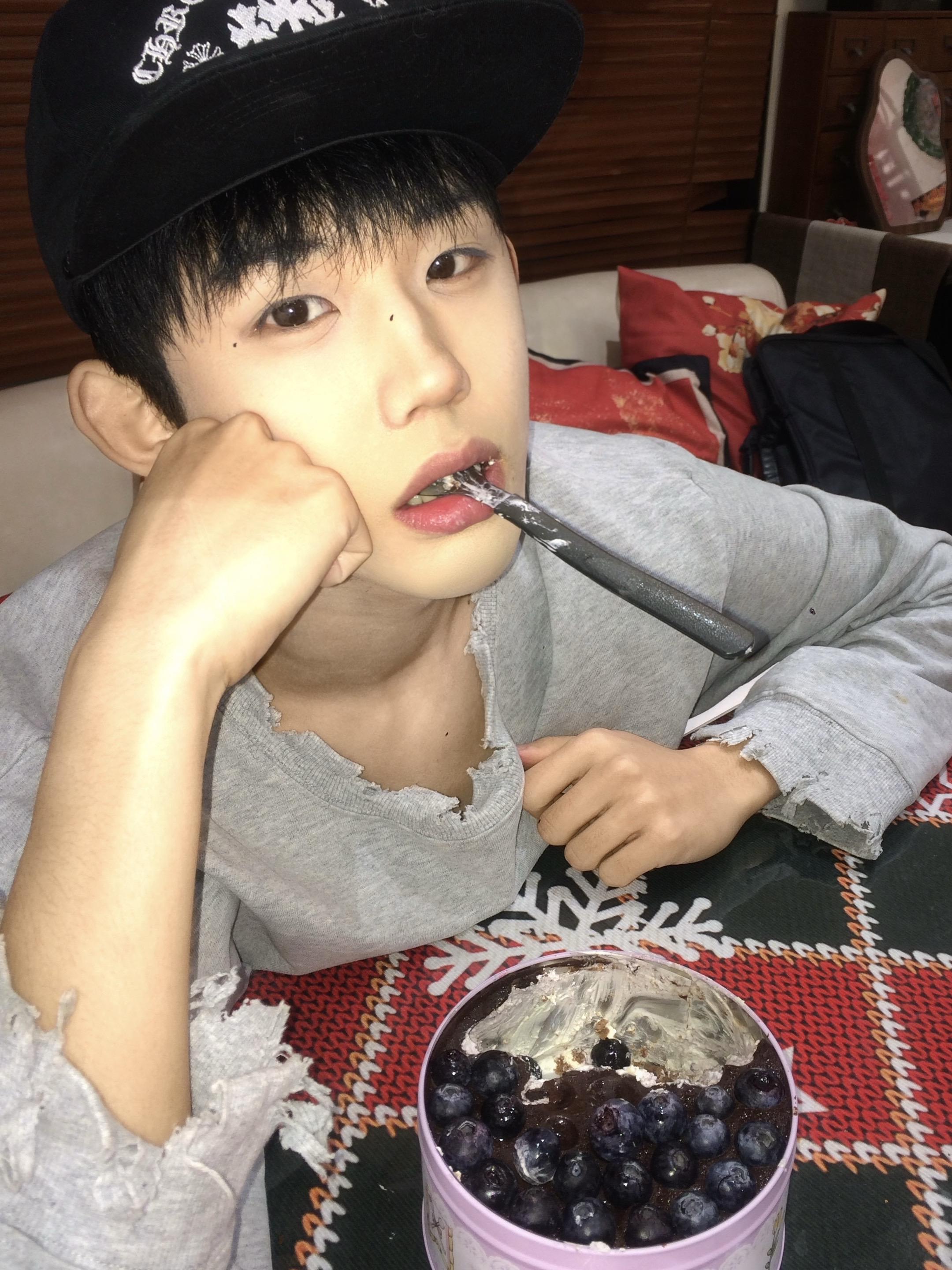 你说你喜欢我，那我考考你 我的痣在左脸还是右脸