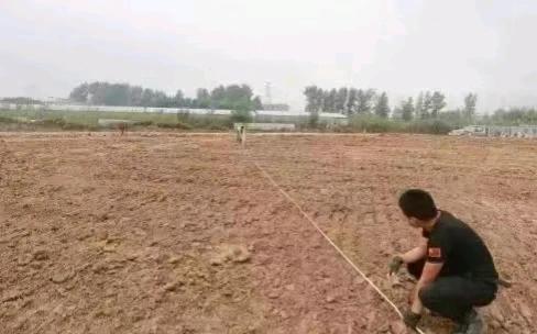 陕西西安，当兵18年后的男子退伍，拿了96万元的安置费，在农村老家开办养猪场。村