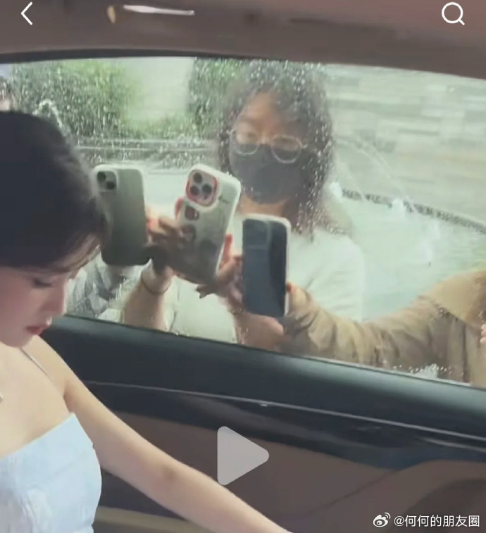 这种拍摄方式是否有些过界？看起来与我们心中正常的粉丝形象有所出入，或许该重新审视
