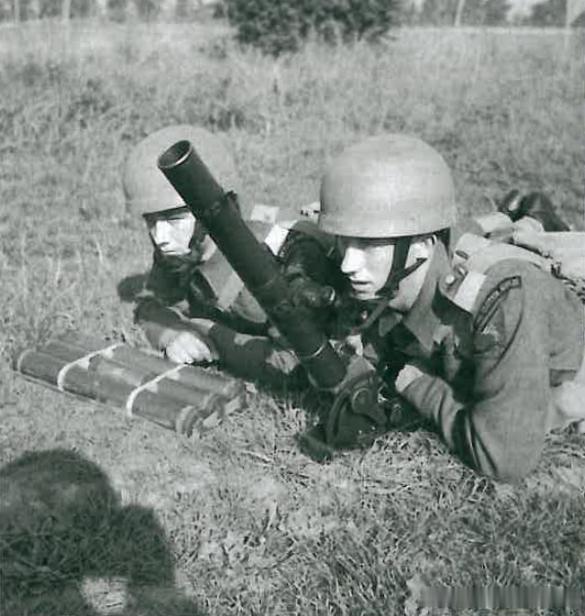 英国皇家陆军Ulster步兵师1营演习中使用Mk VII迫击炮。该型迫击炮193