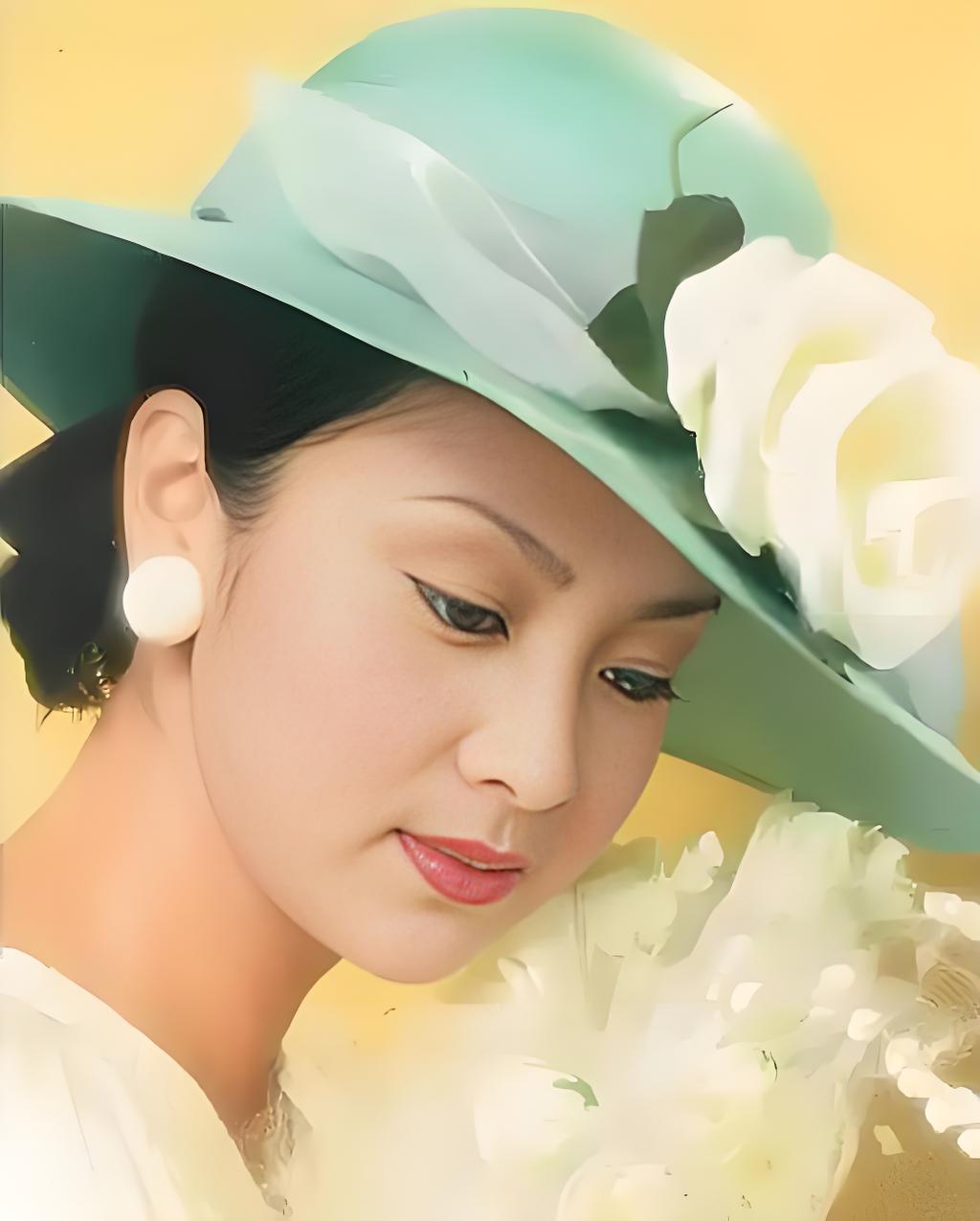 谢贤离世后，很多人恍然大悟：原来还有不输林青霞的绝代美人，就是他的前妻甄珍！作为