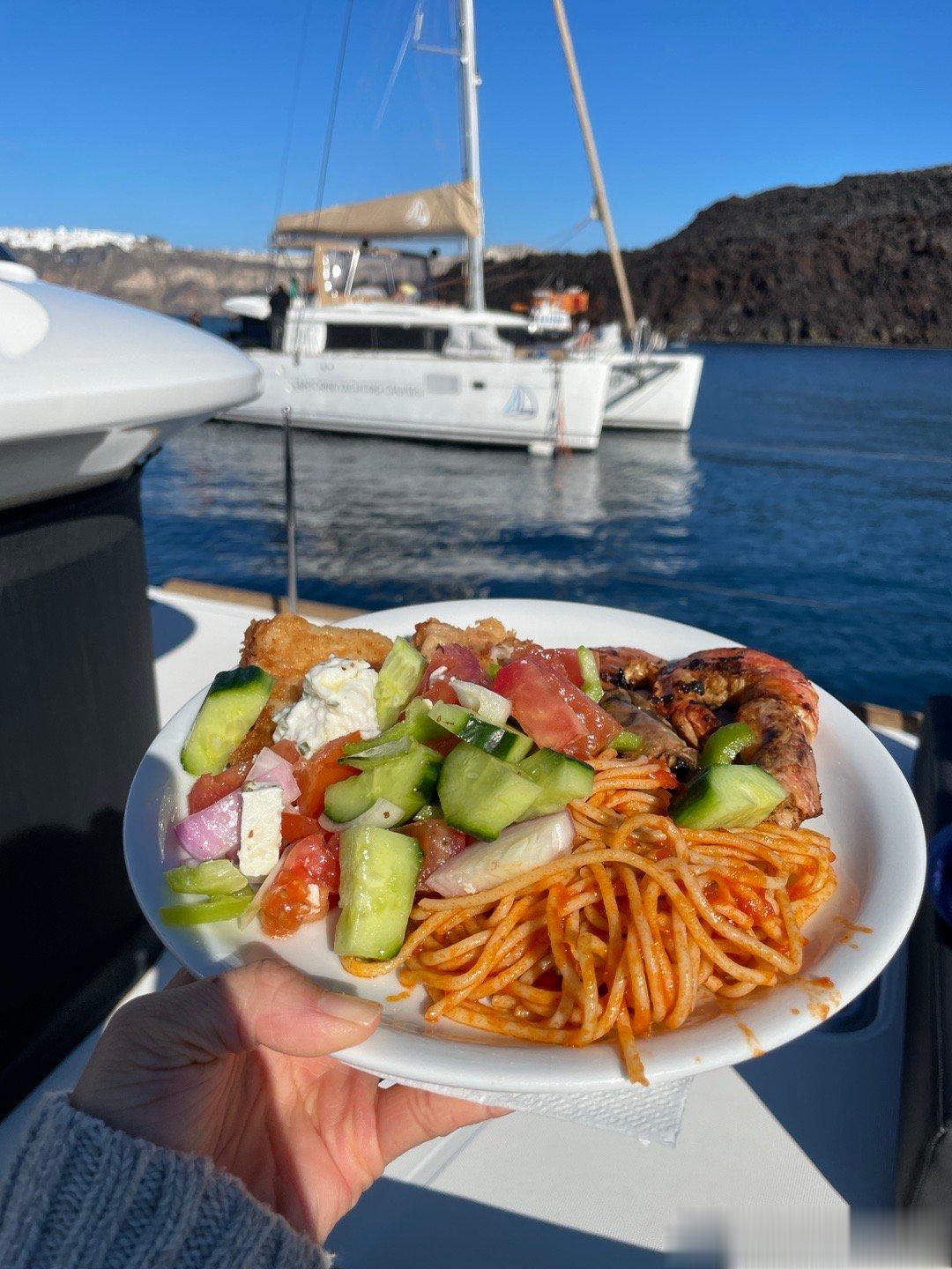 #五一预计240000000人次出游# 【旅行期营养师温馨提示】在景区吃鲜水果一