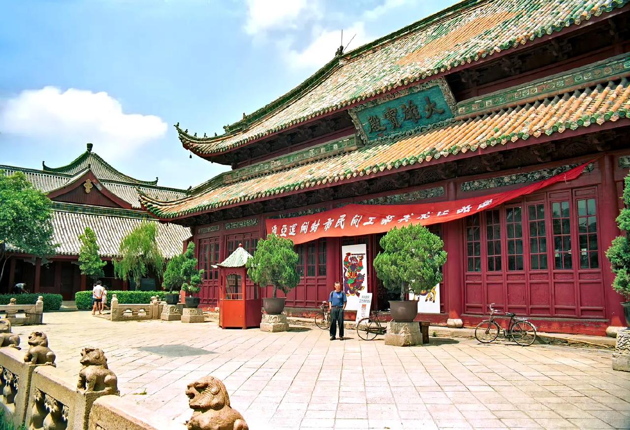 大相国寺大雄宝殿前，开封，1990年摄。 ​​​