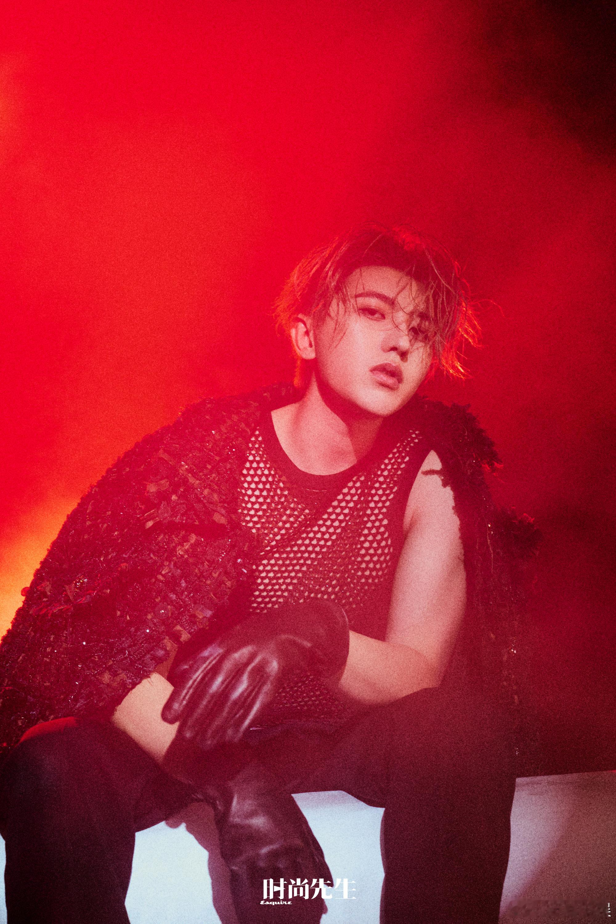 #蔡徐坤金棕湿发# ​​​#蔡徐坤金色湿发造型#蔡徐坤的金棕湿发，让人感受到他的