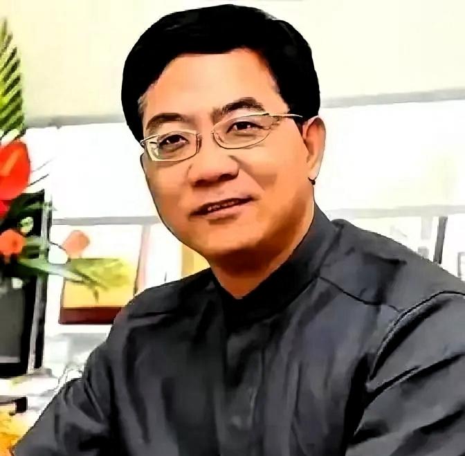 上海某医院顶尖心内科主任葛均波，在为一位19岁的少女做心脏手术时，竟突然颤抖着跑