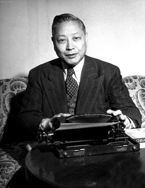 1938年10月的武汉，已经成了一座空城。机关撤了，档案烧了，军队开走了，江面上